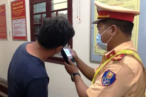 Đang lái ô tô tìm chỗ ‘bay lắc’ thì bị 911 phát hiện