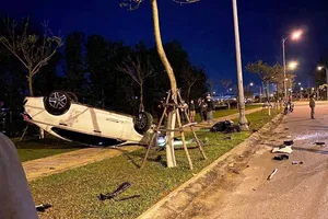 Mercedes tông xe máy rồi lật ngửa trên vỉa hè ở Đà Nẵng