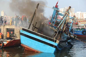 8 tàu cá đang đậu bị cháy, thiệt hại 14 tỉ đồng