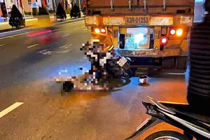 Thanh niên lao xe máy vào đuôi container đang đỗ, tử vong