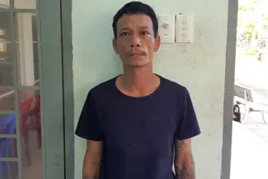 Dùng lưng che camera để trộm điện thoại của nhân viên VinMart