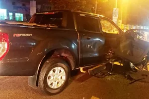 1 phụ nữ gãy đốt sống cổ khi ô tô tông vào xe máy