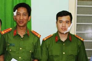 Người tâm thần tấn công cảnh sát bằng dao