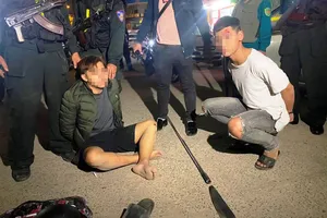 2 học sinh dùng dao phóng lợn chống trả cảnh sát