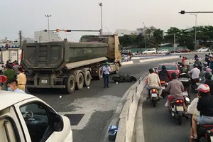 2 người thương vong khi chạy xe máy vào làn ô tô