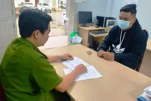 Bán iPhone trả nợ, sợ mẹ la nên đến công an báo bị cướp