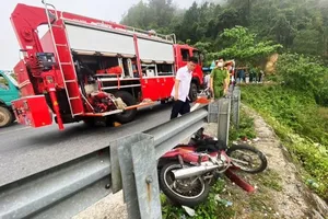 Đâm vào rào đường, xe ở lại, người rớt xuống đèo Hải Vân