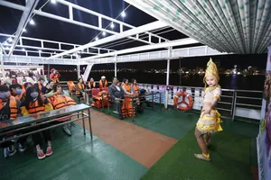 Tranh cãi về việc mặc áo phao khi đi tàu du lịch trên sông Hàn