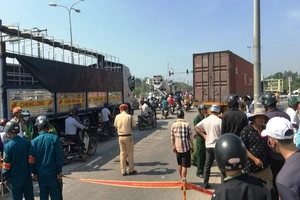 Xe container quẹo phải cuốn phụ nữ đi xe đạp điện vào gầm