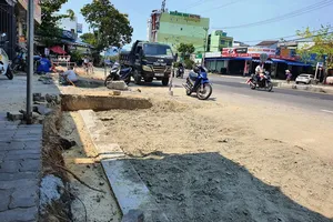 Đà Nẵng: Dân bức xúc vì đào vỉa hè xong… để đó