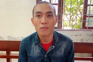 Tên trộm bị bắt vì đi nhầm dép gia chủ