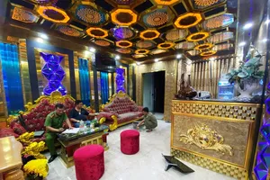 Rủ nhân viên nữ đi chơi bất thành, nhóm người phá quán karaoke