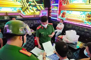 Đà Nẵng: Chủ quán karaoke kéo bạn về hát khi đã có lệnh cấm