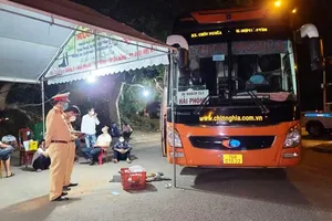 Xe khách không chấp hành, tông vào chốt kiểm soát COVID-19