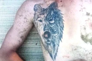 Tìm thân nhân nam thanh niên có hình xăm chó sói trên ngực