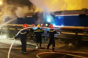 Tàu SE8 bốc cháy dữ dội khi đang chạy qua Đà Nẵng