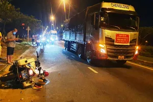 Tài xế né trạm thu phí, tông CSGT bị thương