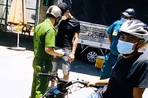 Viện cớ đi ra tàu cá nhằm qua mặt công an nhưng bị ‘lật tẩy'