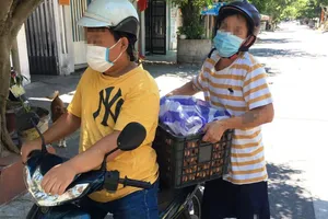 Khai chở trứng đi hỗ trợ, 2 người bị công an lập biên bản vi phạm