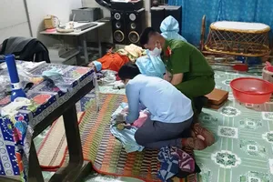 Đà Nẵng: Anh cảnh sát khu vực cùng trưởng trạm y tế đỡ đẻ cho bà bầu