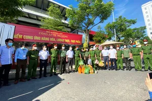 Công an Đà Nẵng dùng container bán nhu yếu phẩm, làm shipper cho dân