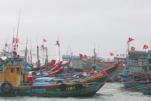 Sà lan chìm, 13 người đang trôi dạt trên vùng biển nguy hiểm ở Lý Sơn 