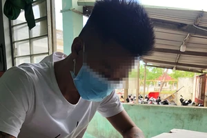 Quay clip xúc phạm công an khi bị buộc giải tán cuộc nhậu