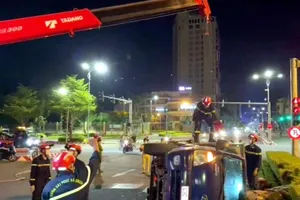 Tài xế kêu cứu trong cabin khi xe tải bị lật ngay cầu Rồng