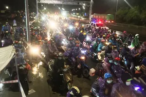 Cả ngàn người hồi hương chạy xe máy qua hầm Hải Vân trong đêm