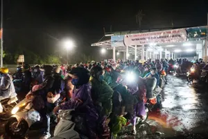 Người Đà Nẵng dầm mưa tiếp sức đồng bào từ miền Nam hồi hương