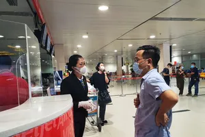 Hành khách sốt ruột chờ TP Đà Nẵng tiếp nhận chuyến bay