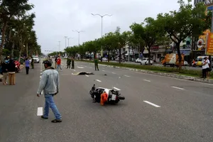 Đau lòng, 2 bé trai chạy xe SH tự ngã làm 1 bé tử vong tại chỗ