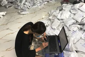 Tạm giữ kho quần áo của 1 hotgirl chuyên livestream bán hàng ở Đà Nẵng