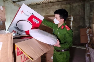 Công an phát hiện kho hàng nội thất cực lớn không rõ nguồn gốc