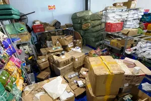 Tạm giữ kho quần áo, mỹ phẩm của 2 cô gái livestream bán hàng 