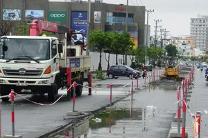 3 xe sửa điện chắn đường làm hàng loạt ô tô phải quay đầu, chạy ngược chiều