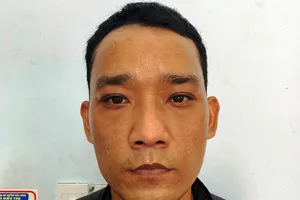 Đến công ty cũ đòi lương rồi cạy cửa trộm máy tính