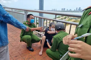 Kịp thời khuyên cụ ông bỏ ý định nhảy cầu Thuận Phước 
