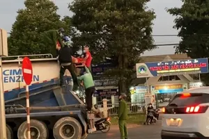 Cảnh sát giải cứu cô gái leo lên xe đầu kéo đang chạy