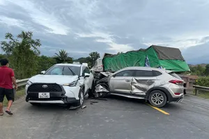 Lao vào xe container sau va chạm giao thông