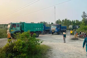 Dân chặn xe vào mỏ vì doanh nghiệp khai thác đá ngừng hỗ trợ