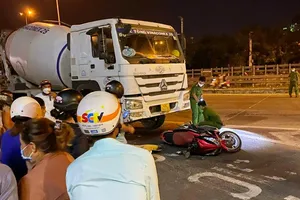 Nữ công nhân đi mua dép cho con bị xe bê tông đâm tử vong