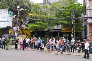 Thi thể người đàn ông kẹt dưới cống cáp ngầm