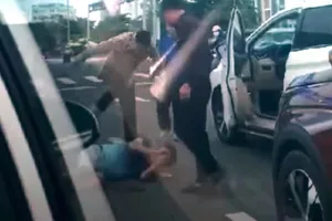 Nhóm thanh niên tông vào đuôi ô tô rồi hành hung tài xế 