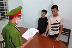 Mâu thuẫn trong tiệm internet, về rủ bạn đi chém đối thủ