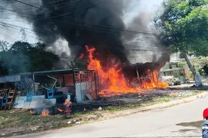 Vựa phế liệu bốc cháy nghi ngút giữa trưa