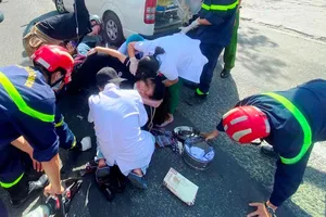 Giải cứu cô gái kẹt vào xe máy do bị cuốn áo chống nắng