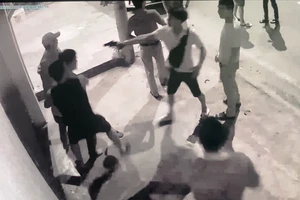 Đi gặp em họ đòi nợ thì bị vây đánh phải nhập viện