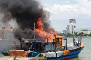 2 tàu cá bốc cháy ngùn ngụt giữa trưa trên sông Hàn