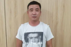 Lái ô tô tông vợ cũ vì ghen tuông